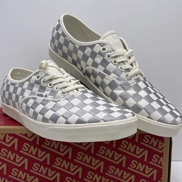 Vans WMNS Authentic Lowpro Embroidered Check Lunar R
VN000D047VF
Sneakers - Picture 4 of 16